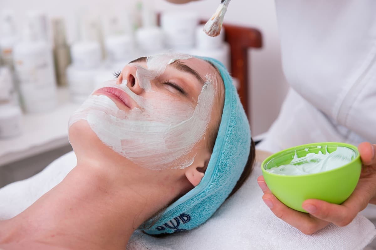 Soin du visage avec masque en institut