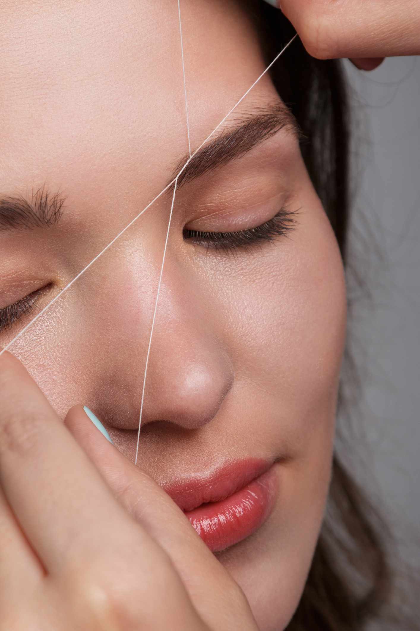 Épilation des sourcils au fil en gros plan